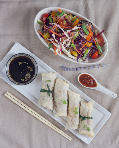 素食米卷和彩色沙拉