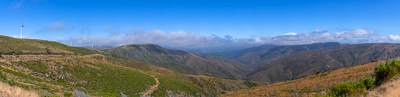 超全景皮草山，以风力涡轮机和蓝天为背景