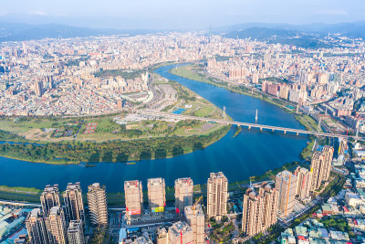 台北城市鸟瞰图-亚洲商业概念图像，白天和蓝天下的全景现代城市景观建筑鸟瞰图，拍摄于台湾台北。