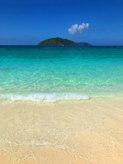 大海，阳光和天空在美丽的海滩泰国，斯米兰群岛