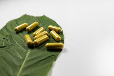 木桌上放着三叶和药材。