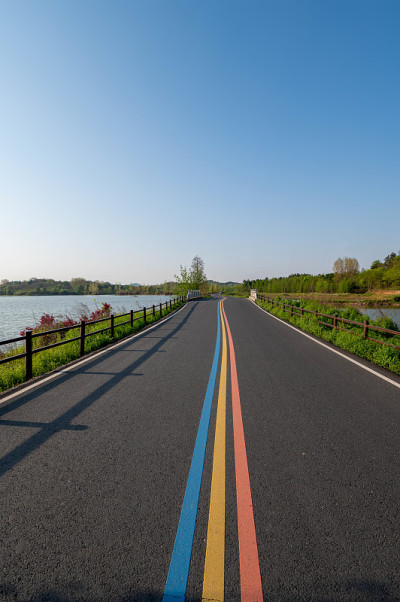 空旷的彩虹公路