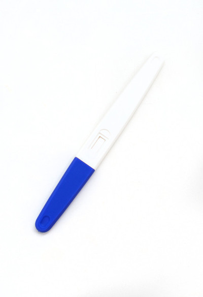 桌上放着塑料验孕棒。