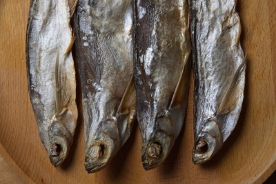 干sabrefish。在桌子上。
