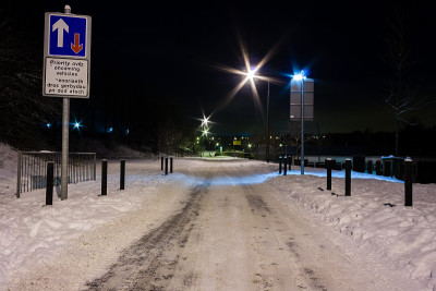 大雪覆盖了威尔士一个小镇上的空旷道路