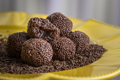 Brigadeiro。典型的巴西甜。一些准将在一个黄色的车牌