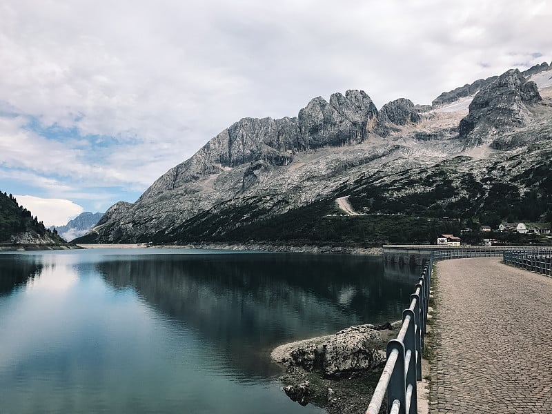 夏日的背景是高山湖费代亚和马尔莫拉达