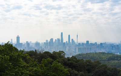 在白云山山顶拍摄广州市中心