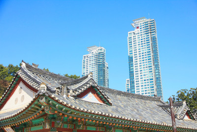 韩国首尔江南区有现代天际线的oneungsa寺庙