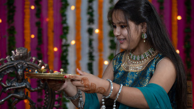 印度家庭庆祝Raksha Bandhan节