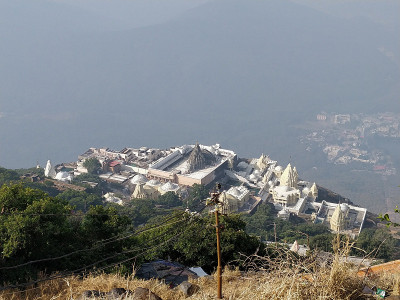 Neminath Jain神庙的鸟瞰图，位于印度古吉拉特邦朱那加德的Girnar山的顶部