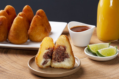 牛肉干coxinha。巴西美食的开胃菜在酒吧和派对。