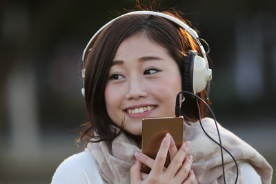 年轻的女孩享受着喜欢的音乐