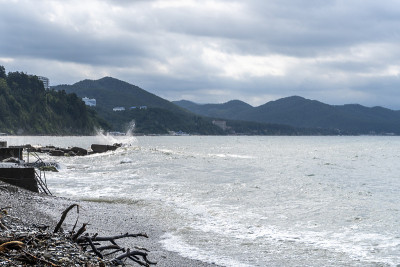 海上有小风暴，海浪拍打着海岸