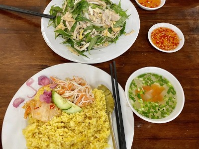越南传统的com ga鸡饭和沙拉，蘸酱和汤