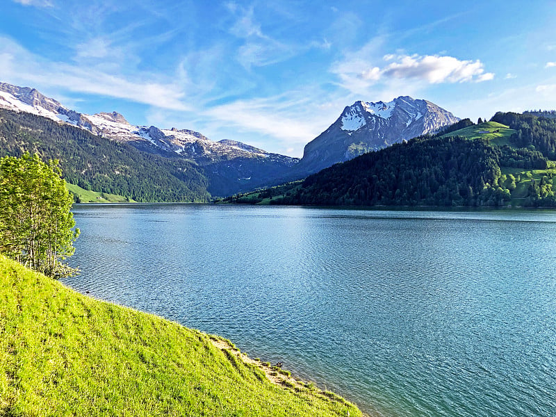 阿尔卑斯山湖瓦格塔勒尔湖(Waegitalersee)的全景，瓦格塔尔或瓦格塔尔山谷，和雪峰特纳和迪