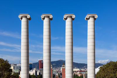 由Josep Puig i Cadafalch创作的著名的四柱(Les Quatre Columns