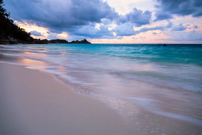 泰国Koh Miang海滩和海上日落