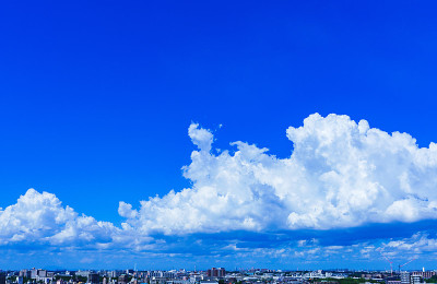 积雨云和日本的蓝天