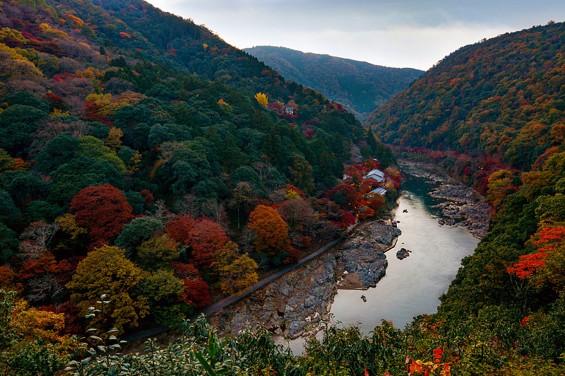 秋日日本京都岚山地区的桂河