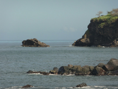 悬崖和岩石构成了瓜德罗普的加勒比海海滨