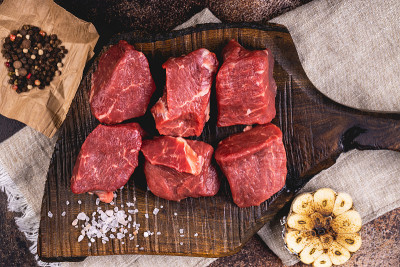 一块生牛肉。
