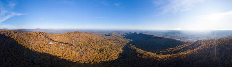 360度空中全景秋天景观与阳光在乔治亚山脉
