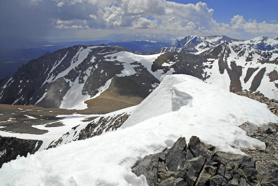 约塞米蒂国家公园里白雪覆盖的高山景色