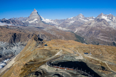 令人惊叹的戈内格拉特铁路和著名的马特洪峰在瑞士阿尔卑斯山泽马特的鸟瞰图