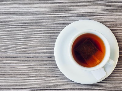 用木板和瓷杯泡茶，红茶