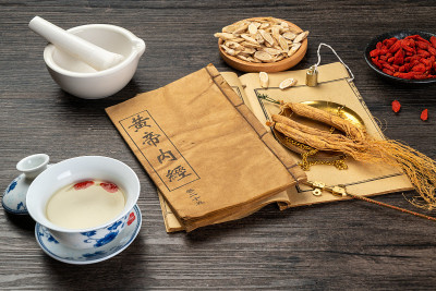 桌上放着古老的中医书籍和草药