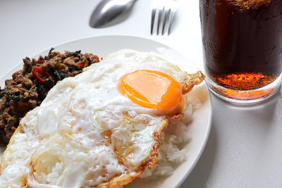 罗勒叶炒牛肉末(Pad Ka Prao)，泰国菜，罗勒叶炒牛肉末。