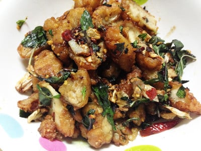 圣罗勒炒碎猪肉和蒸饭。