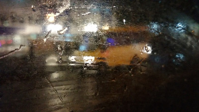 在瓢泼大雨的夜晚，透过窗户看到的是Zaporozhye的街道