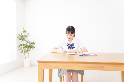 年轻的学生学习