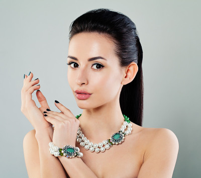 漂亮的年轻时尚模特与化妆，美甲，珠宝项链和手镯