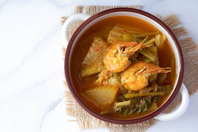 黄咖喱虾(Kaeng Som)将虾和蔬菜与泰国当地食物混合在一起。