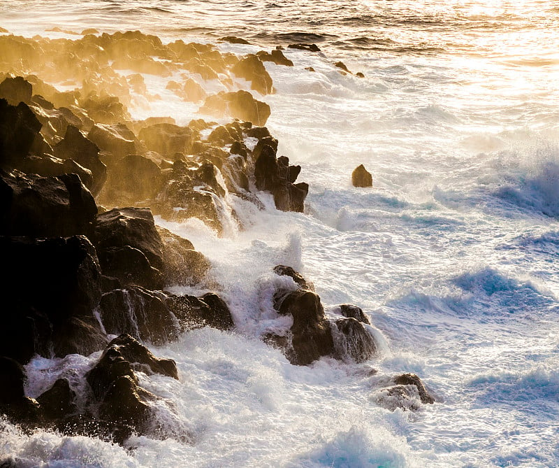 海浪汹涌的海岸