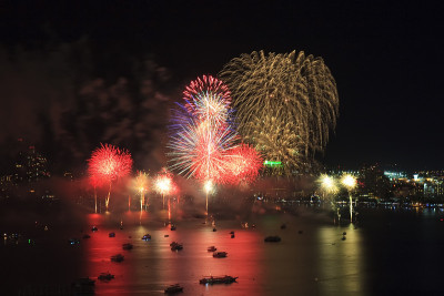 多烟花在海上