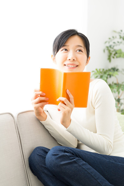 年轻的亚洲女性生活方式形象在客厅