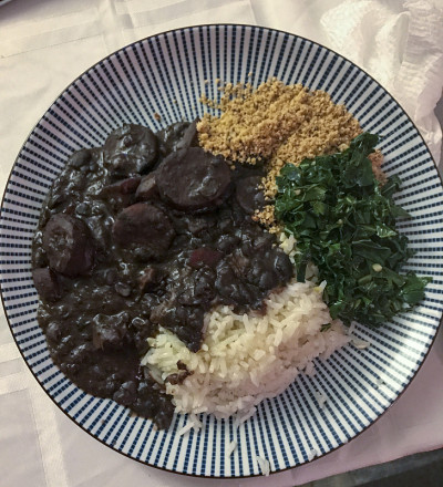 一盘传统巴西feijoada