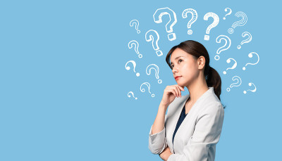 带着问号的年轻亚洲女商人。