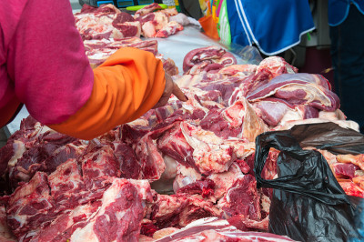 购买者在市场上挑选肉