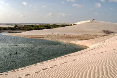 游客在巴西的Lencois Maranhenses国家公园