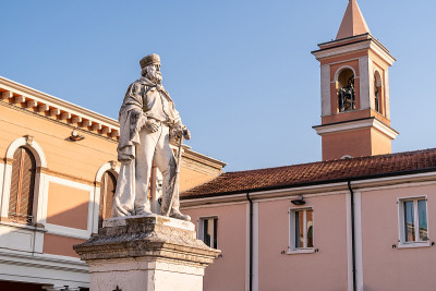 Giuseppe Garibaldi的雕像在Cesenatico，它坐落在Pisacane广场，Em