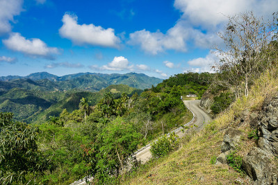 古巴巴拉科阿附近La Farola公路上的山脉
