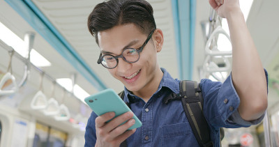 男人在捷运中使用电话