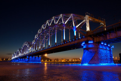 夜间铁路桥