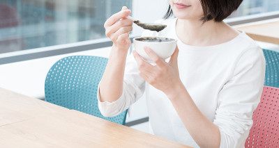 亚洲女性吃黑芝麻酱