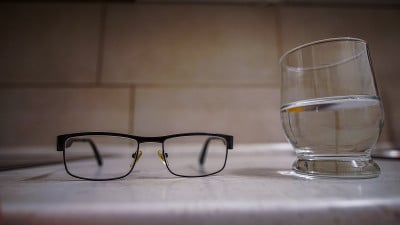 玻璃杯里装着一杯水